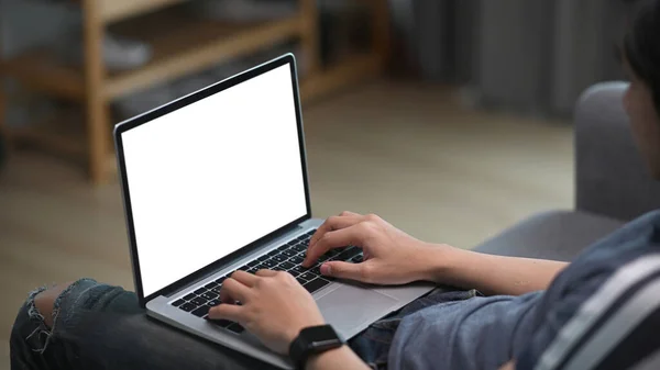 Обрезанный Снимок Молодого Хипстера Сидящего Диване Использующего Ноутбук — стоковое фото