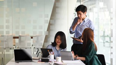 Fotoğraf: Ux Ui Geliştirme Ekibi, arka plan olarak rahat ve düzenli dekorasyon ofisiyle modern çalışma masasında tartışır / buluşur / birlikte çalışır.