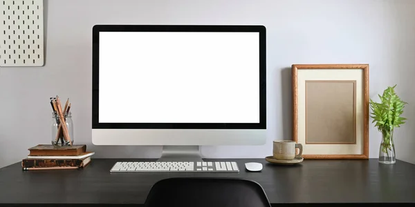 Workspace Puste Ekran Komputer Monitor Wprowadzenie Białym Biurku Wraz Biurowych — Zdjęcie stockowe