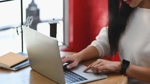Beyaz Pamuklu Gömlekli Genç Bir Kadının Bilgisayar Laptopunda Muhasebeci Olarak — Stok fotoğraf