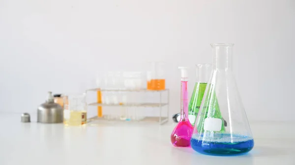 Foto Van Wetenschappelijk Materiaal Chemisch Glaswerk Wit Bureau Witte Wand — Stockfoto