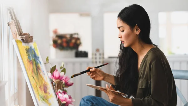 Elinde Boya Fırçası Olan Genç Bir Sanatçı Kız Modern Sanat — Stok fotoğraf