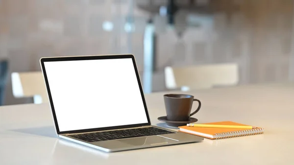 Foto Von Computer Laptop Mit Weißem Leeren Bildschirm Auf Weißem — Stockfoto