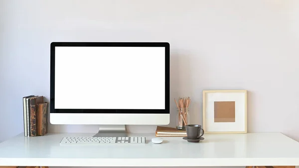 Werkruimte Computer Monitor Met Witte Blanco Scherm Zetten Wit Bureau — Stockfoto