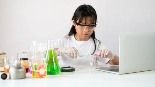 Photo Adorable Schoolgirl Doing Scientific Experiment Modern White Table Chemistry — Stock Photo, Image