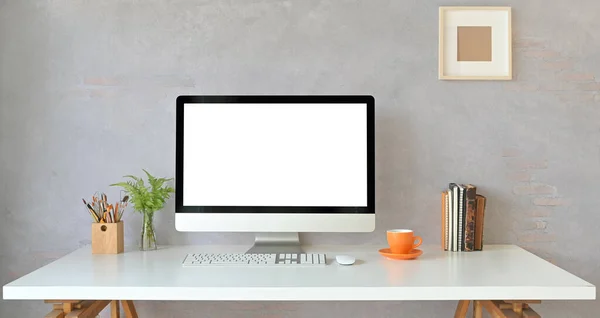 Monitor Computador Espaço Trabalho Com Tela Branca Branco Colocando Mesa — Fotografia de Stock