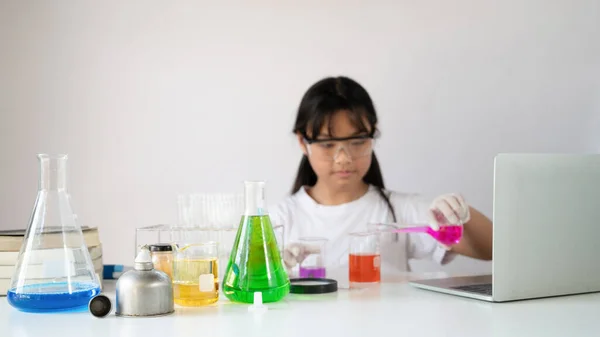 Photo Young Adorable Girl Holding Chemistry Glassware While Doing Scientific — Stock Photo, Image