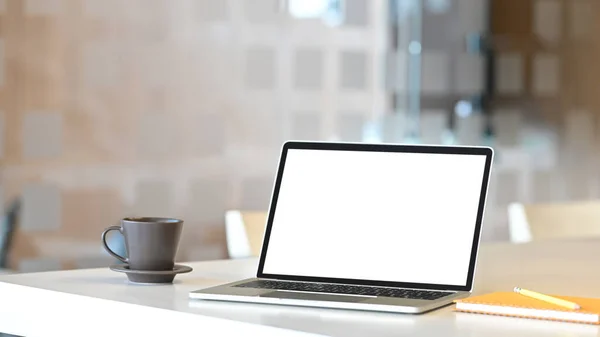 Foto Von Weißen Leeren Bildschirm Computer Laptop Setzen Auf Weißen — Stockfoto