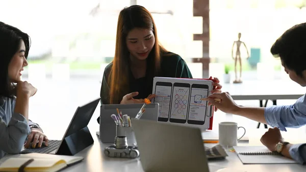 Hermosa Mujer Que Trabaja Como Desarrollo Mientras Muestra Proyecto Sus — Foto de Stock