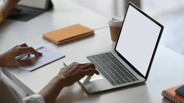 Sekreter Kadının Ellerinin Bilgisayar Laptopuna Beyaz Ekranla Yazı Yazıp Notlar — Stok fotoğraf