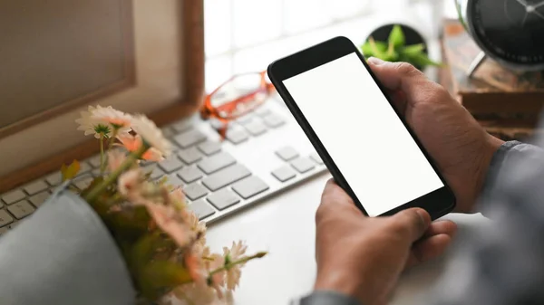 Immagine Ritagliata Delle Mani Uomo Affari Che Tiene Uno Smartphone — Foto Stock