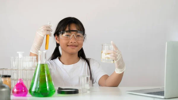 Photo Adorable Schoolgirl Doing Scientific Experiment Modern White Table Chemistry — Stock Photo, Image