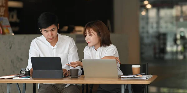 Imagen Recortada Del Equipo Desarrolladores Negocios Discutiendo Planificación Reunión Mediante — Foto de Stock