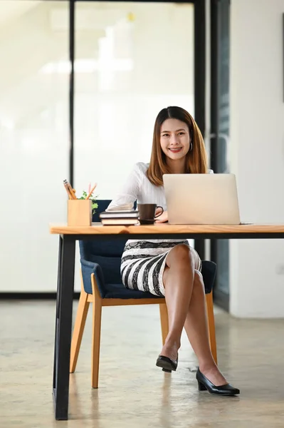 Foto Mulher Bonita Trabalhando Como Secretária Sentado Sorrindo Para Mesa — Fotografia de Stock