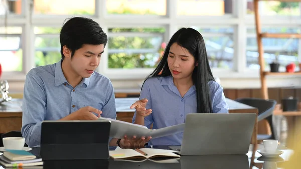 Imagen Recortada Del Equipo Desarrolladores Negocios Que Discute Habla Trabaja — Foto de Stock