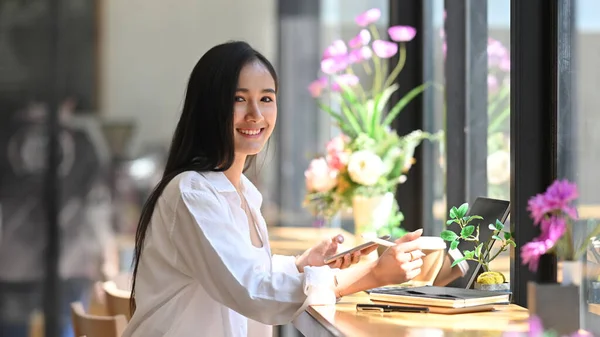 Foto Van Een Prachtige Vrouw Wit Shirt Werkend Met Stylus — Stockfoto