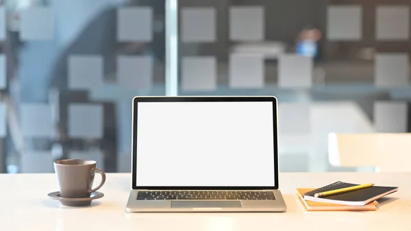 Computer Laptop Mit Weißem Blanko Bildschirm Auf Holztisch Mit Kaffeetasse — Stockfoto