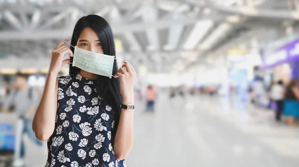 Mooie Vrouw Met Een Medisch Masker Staande Wazig Internationale Luchthaven — Stockfoto