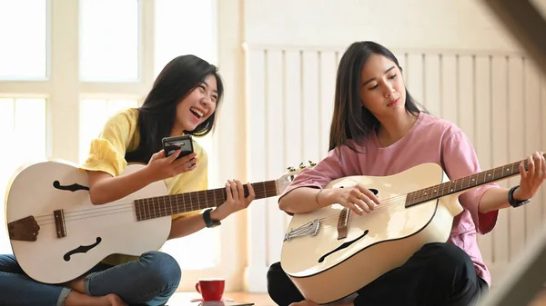 Photo Jeunes Femmes Enseignant Apprenant Jouer Guitare Acoustique Tout Étant — Photo