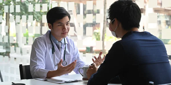 Jovem Médico Falando Explicando Seu Paciente Sobre Vírus Pandemia Enquanto — Fotografia de Stock