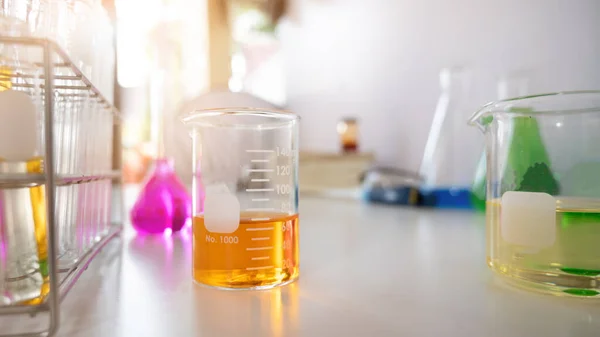 Foto Van Wetenschappelijk Materiaal Chemisch Glaswerk Wit Bureau Witte Wand — Stockfoto