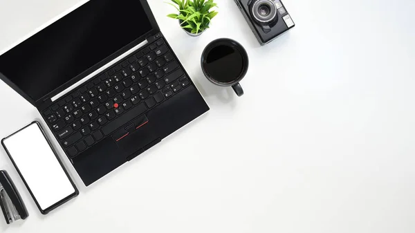 Widok Góry Obraz Czarny Laptop Umieszczenie Białym Stole Filiżanką Kawy — Zdjęcie stockowe