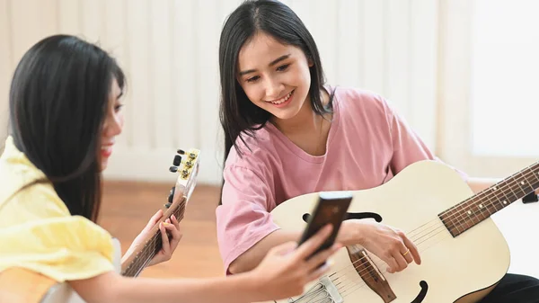 Photo Jeunes Femmes Enseignant Apprenant Jouer Guitare Acoustique Tout Étant — Photo