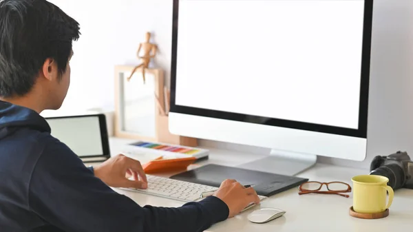 Beskuren Bild Smart Man Skriva Tangentbord Främre Vit Tom Skärm — Stockfoto