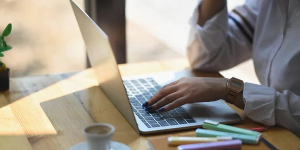 Imagem Recortada Mulher Confiante Trabalhando Com Laptop Computador Enquanto Sentado — Fotografia de Stock