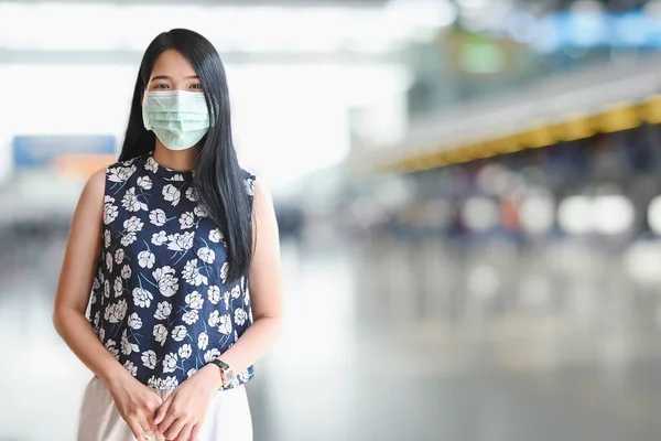 Mooie Vrouw Met Een Medisch Masker Staande Wazig Internationale Luchthaven — Stockfoto