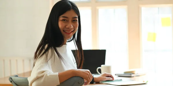 Photo Beautiful Woman Relaxing Her Weekend Home Surfing Internet Sitting — Stock Photo, Image