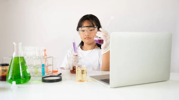 Photo Adorable Schoolgirl Doing Scientific Experiment Modern White Table Chemistry — Stock Photo, Image