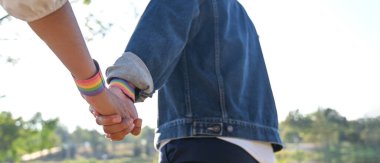 LGBT çifti doğa parkında dinleniyor..