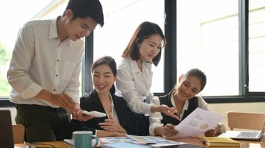 İş adamları ahşap masada bilgisayar ve tabletle birlikte çalışıyorlar..