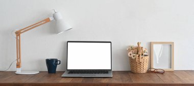 Çalışma alanı beyaz ekran bilgisayar dizüstü bilgisayar ve kişisel ekipmanlar.