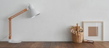 Konforlu bir ahşap masa çeşitli ekipmanlarla çevrilidir..