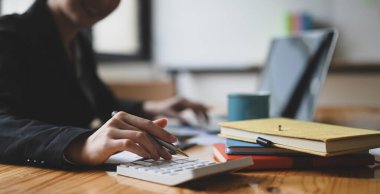 İş yerindeki mali verileri denetle.