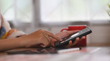 Bir kadın, bilinmeyen bir arayanın aradığı bir cep telefonunu tutuyor..