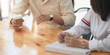 İşten sonra dinlenirken ve rahat bir kafe üzerinde ahşap çalışma masasında yan yana otururken belgesel dosyasıyla vurulan genç çift..