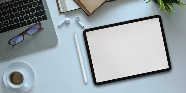 스크린 스마트폰의 사진은 작동하는 책상에 컴퓨터 노트북 노트북 이어폰으로 둘러싸여 — 스톡 사진