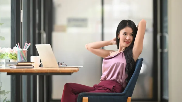 Mulher Asiática Está Esticando Braços Enquanto Senta Frente Laptop Computador — Fotografia de Stock