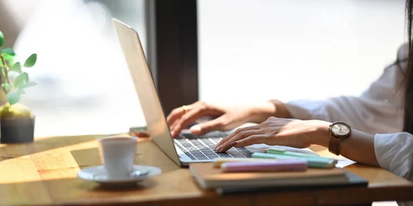 Beskuren Bild Kreativa Kvinnans Händer Skriva Datorn Laptop Som Sätter — Stockfoto