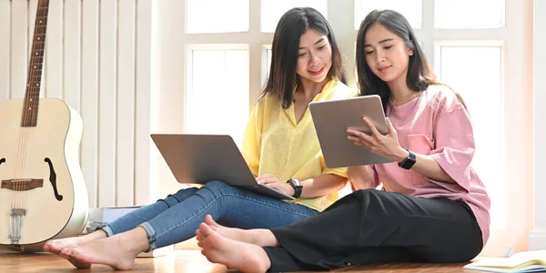Νεαρές Αδελφές Κρατώντας Και Κοιτάζοντας Tablet Υπολογιστή Και Φορητό Υπολογιστή — Φωτογραφία Αρχείου