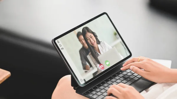 Primo Piano Donna Sta Facendo Una Videochiamata Con Suo Collega — Foto Stock