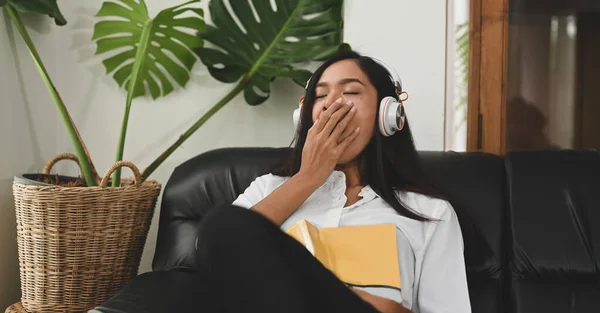 Una Hermosa Mujer Está Relajada Escuchando Música Mientras Bosteza —  Fotos de Stock