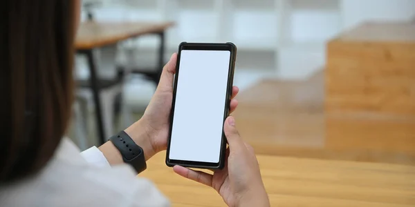 Zugeschnittene Bildzeiger Halten Ein Weißes Smartphone Mit Leerem Bildschirm Wohnzimmer — Stockfoto