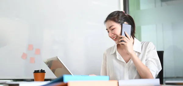 Uma Mulher Negócios Está Falando Telefone Celular Enquanto Está Sentado — Fotografia de Stock