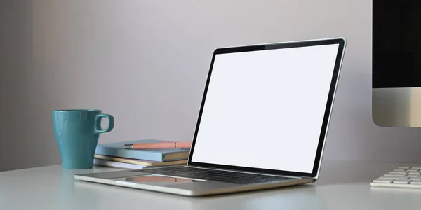 Zdjęcie Białego Pustego Ekranu Laptopa Umieszczając Białym Biurku Pracy Otoczeniu — Zdjęcie stockowe