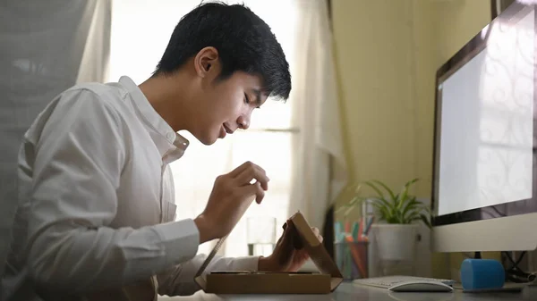 Smart Man Öppnar Kartong Från Att Handla Online Vid Det — Stockfoto