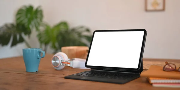 Tableta Computadora Pantalla Blanco Con Una Caja Del Teclado Está — Foto de Stock